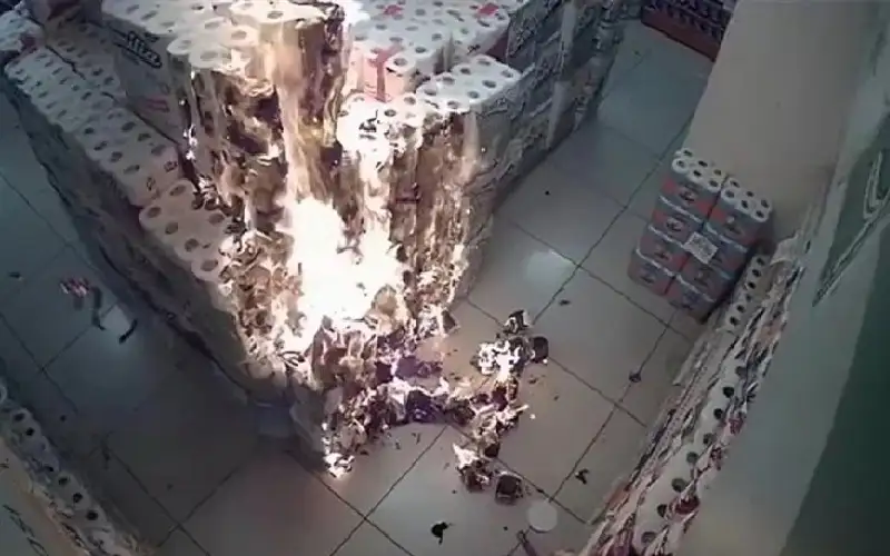 أشعل المناديل بقداحة.. طفل تركي يتسبب