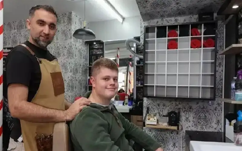 قص شعره فنبهه الحلاق الى شيء