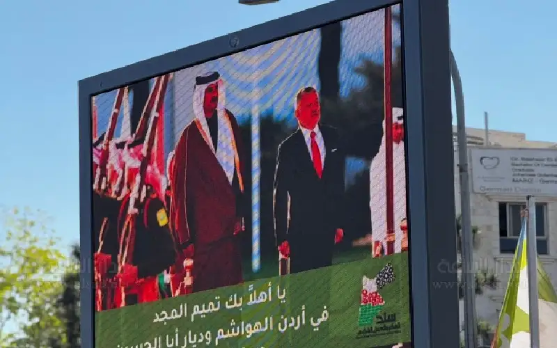 تزيين شوارع عمان بصور الملك وأمير