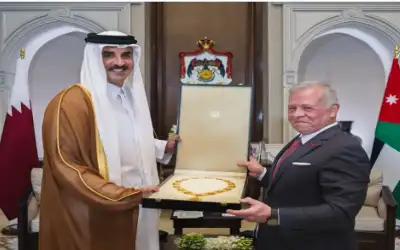 الملك يمنح أمير قطر قلادة الحسين