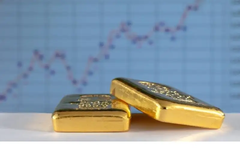 الذهب يتراجع بعد قفزة قياسية عقب