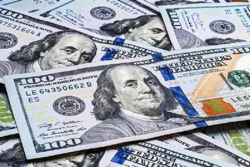 استقرار الدولار مع تحول الأنظار إلى