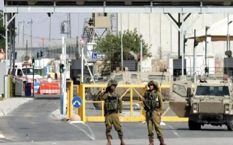 العقاب الجماعي باللون الاصفر