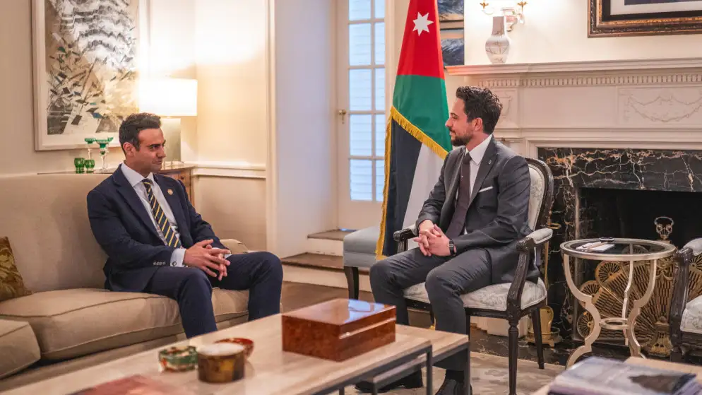 ولي العهد يلتقي مع عضو في