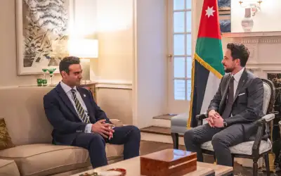 ولي العهد يلتقي مع عضو في