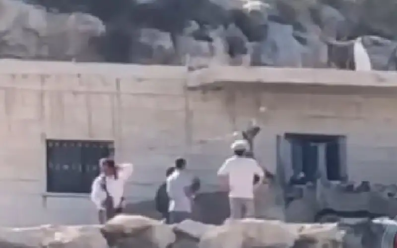 منع مستوطنين سرقة اغنام والده.. الاحتلال