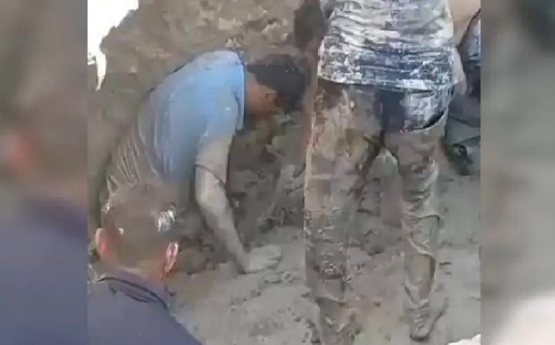 العراق.. تربة طينية تبتلع عمالا أثناء