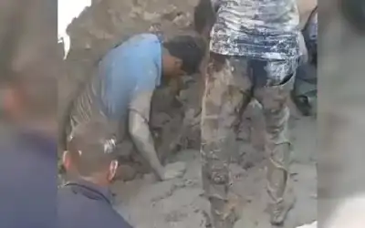 العراق.. تربة طينية تبتلع عمالا أثناء
