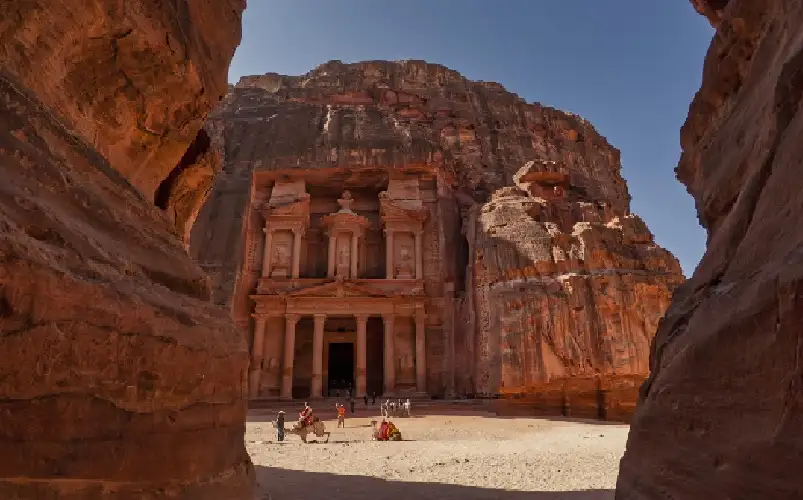 أكثر من 3000 أردني يزورون البترا