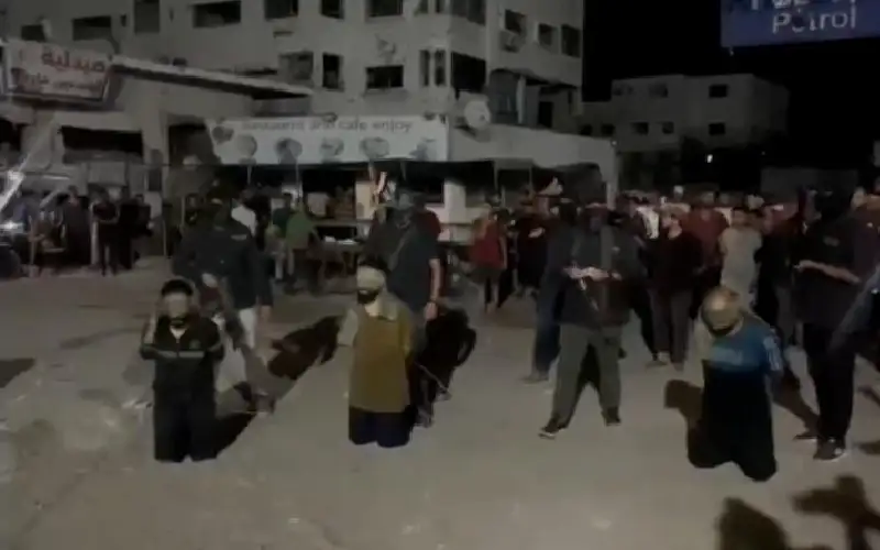 أمن المقاومة يعدم 3 عملاء أمام