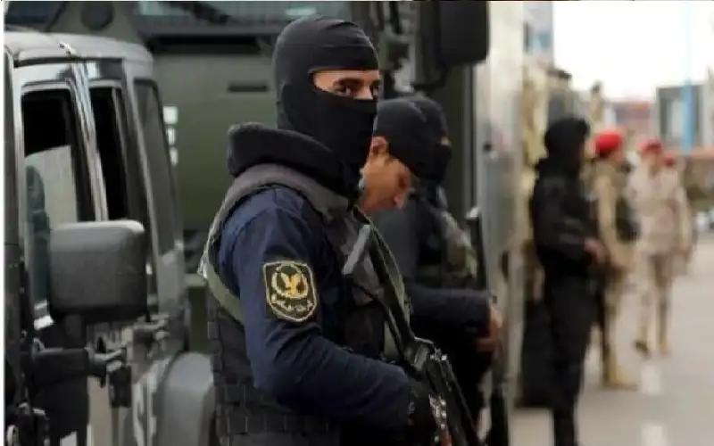 بعلم والدته.. زوج الأم يعذب صغيرها