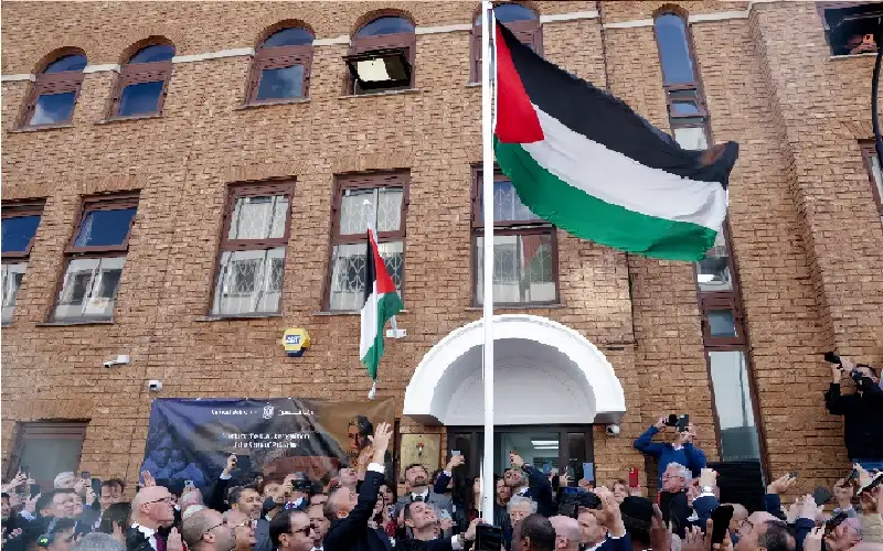 رفع علم فلسطين فوق مبنى سفارتها