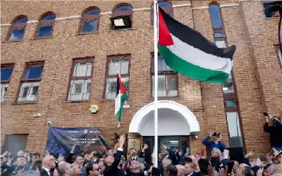 رفع علم فلسطين فوق مبنى سفارتها