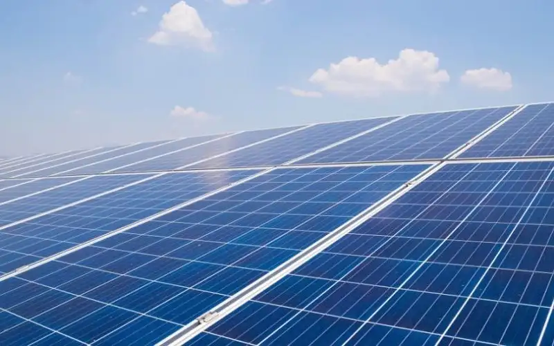 الجيش يبدأ بتركيب خلايا شمسية لمنازل