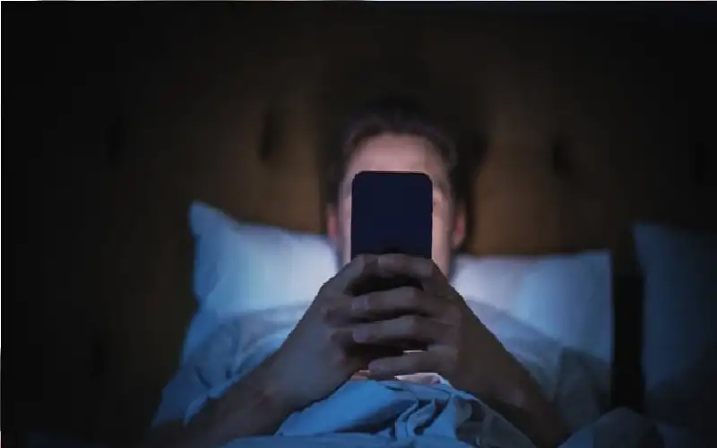 السهر والقلق والهاتف.. حلقة مفرغة تستنزف