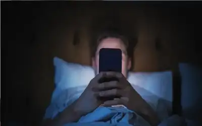 السهر والقلق والهاتف.. حلقة مفرغة تستنزف