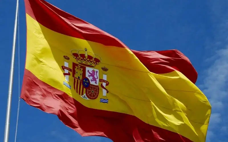 الحكومة الإسبانية تقرر حظرا شاملا على