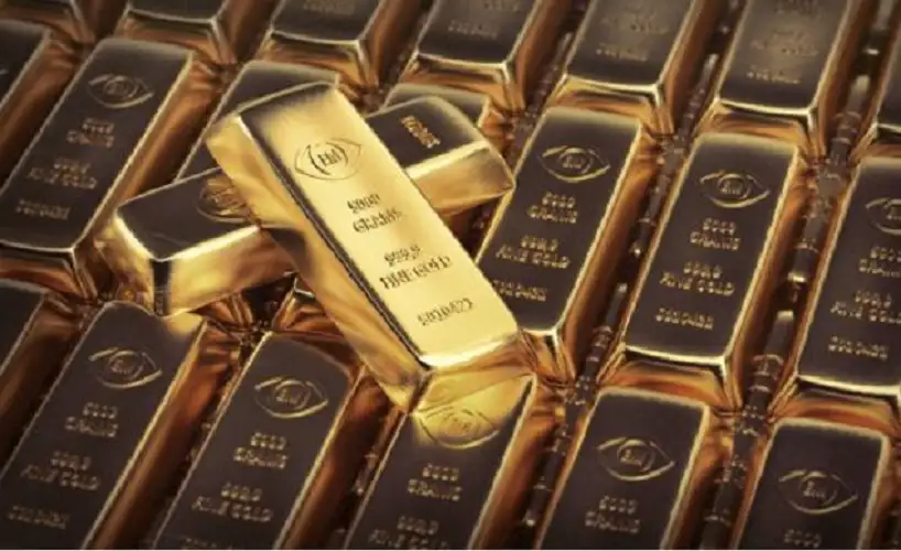 الذهب يتراجع من ذروة تاريخية مع