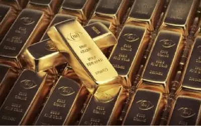 الذهب يتراجع من ذروة تاريخية مع