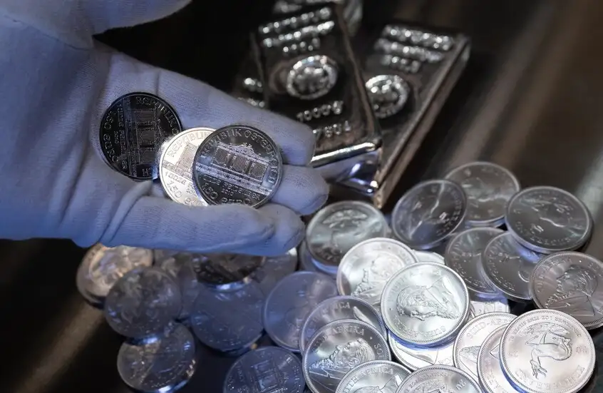 الفضة تسجل أعلى مستوى في 14