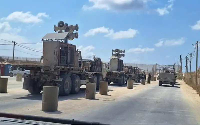 حرب نفسية .. الاحتلال يثبت مكبرات