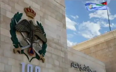إصابة رجلي أمن عام أثناء إلقاء