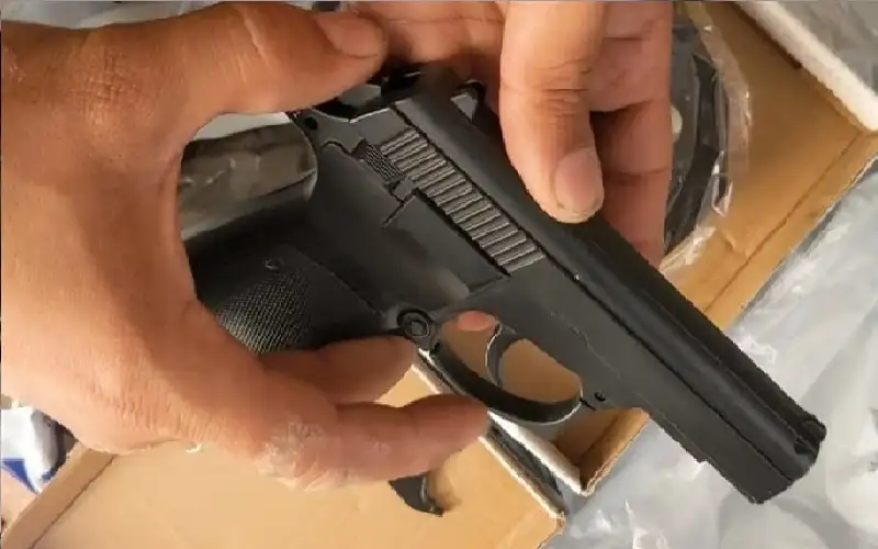 مدير مدرسة يهدد أولياء الأمور بسلاح