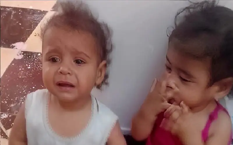 مصرية تفاجأ بتسجيل توأم باسمها دون