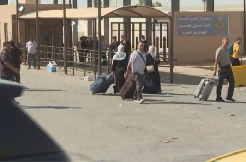 بدء حركة المسافرين عبر جسر الملك