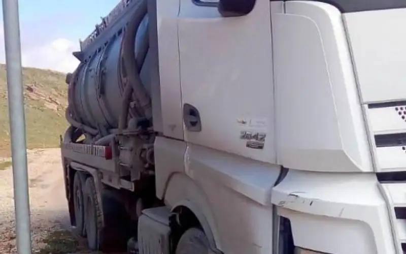 إربد: ضبط سائق صهريج نضح يفرغ