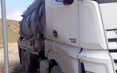 إربد: ضبط سائق صهريج نضح يفرغ