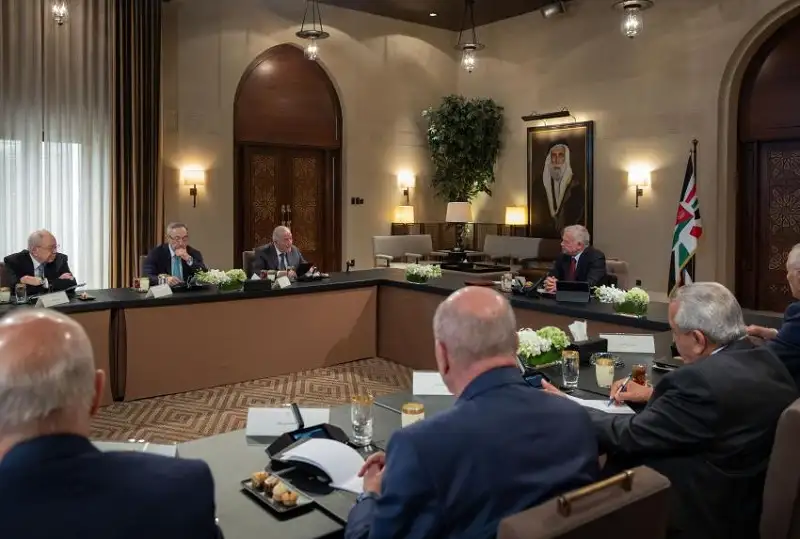 الملك لرؤساء وزراء سابقين: الأردن على