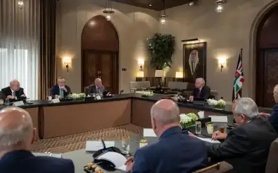 الملك لرؤساء وزراء سابقين: الأردن على