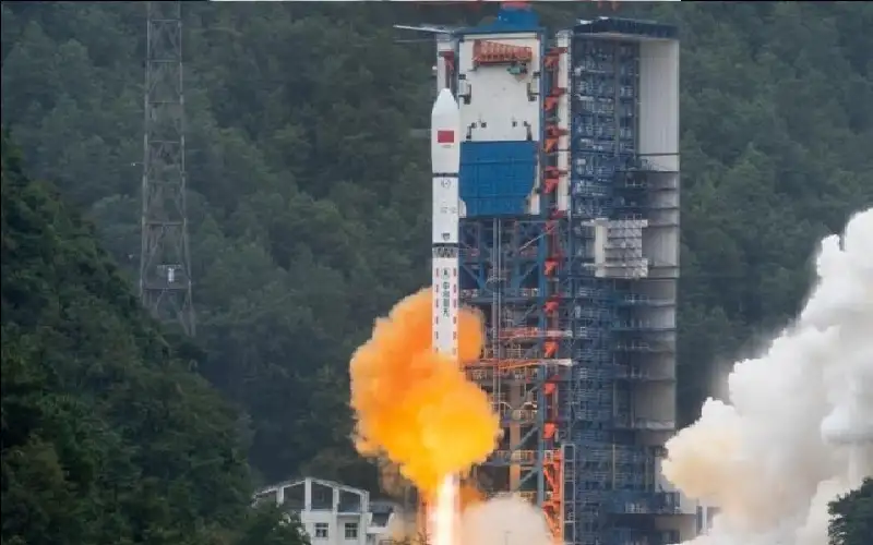 الصين تطلق بنجاح قمرين صناعيين اختباريين