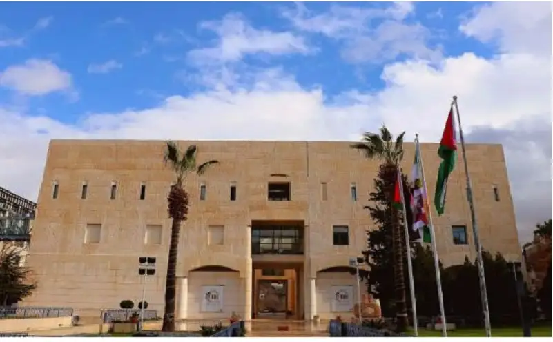 أمانة عمان تنذر 23 موظفا بالفصل