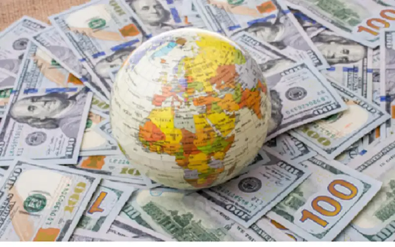 الدولار يتراجع ونظيره الأسترالي يرتفع