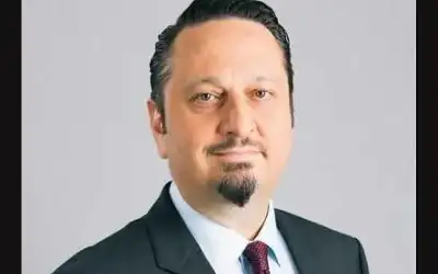 الملك ينعم على نارت بوران بوسام