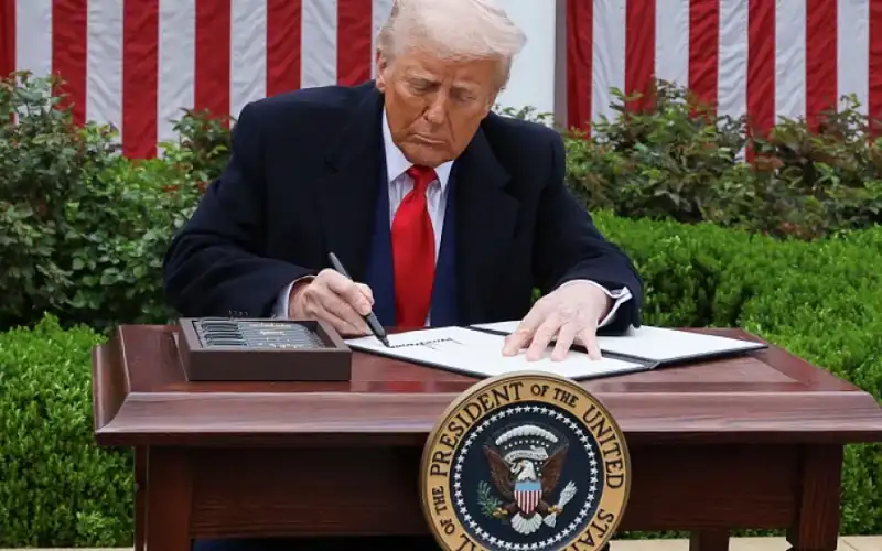 ترامب يوقع أمرا يعتبر أي هجوم