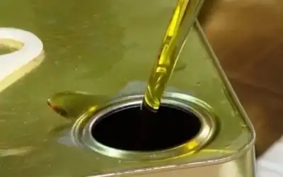 اتلاف 40 تنكة زيت زيتون غير