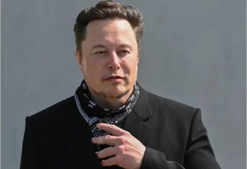 ماسك يصبح أول شخص في العالم