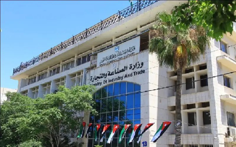 الصناعة والتجارة تضبط أكثر من 100