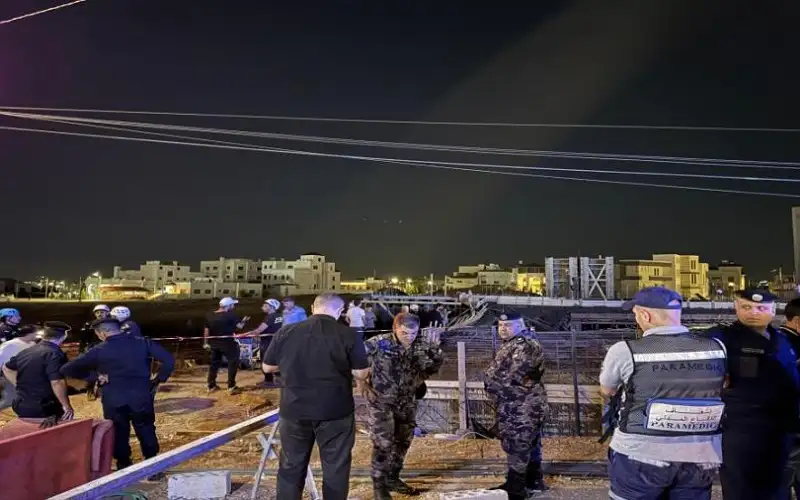 الدفاع المدني يتعامل مع انهيار مبنى