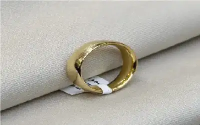 سيدة مصرية توزع الحلوى بعد الزيجة