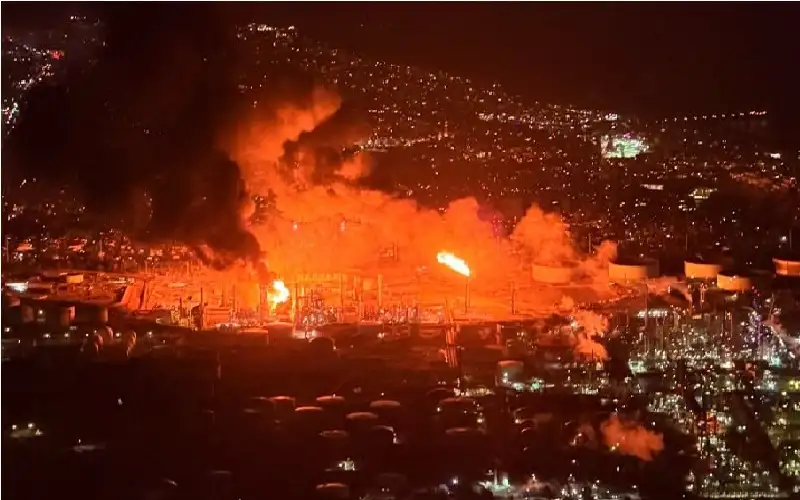 حريق هائل في مصفاة شيفرون قرب