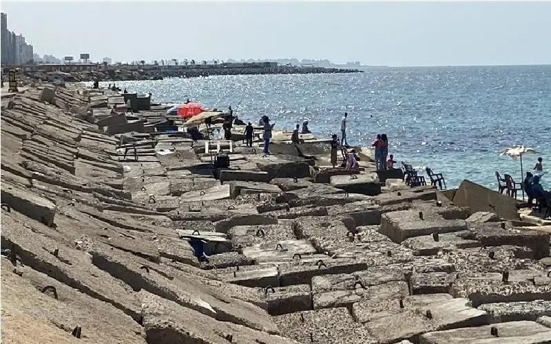مصر.. انحسار مياه البحر وتحذير من