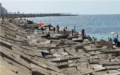 مصر.. انحسار مياه البحر وتحذير من