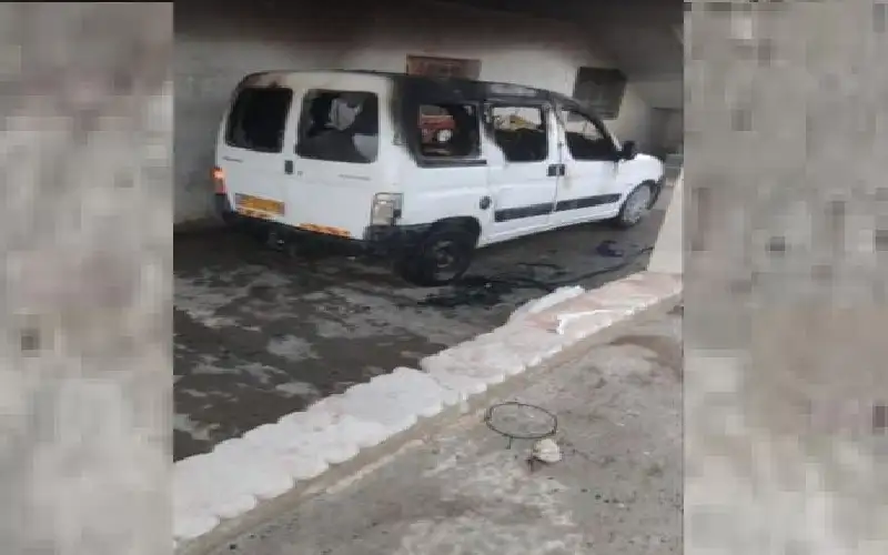 مستوطنون يحرقون مركبة ويحطمون أشجارا بمسافر