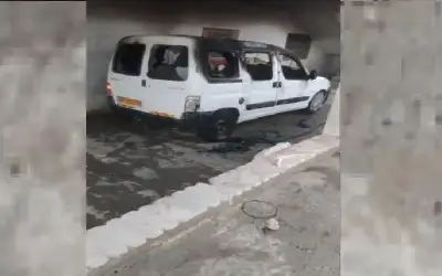 مستوطنون يحرقون مركبة ويحطمون أشجارا بمسافر