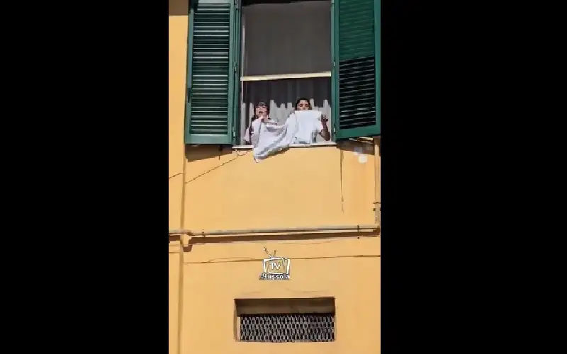 مرت هذه المظاهرة من امام منزل