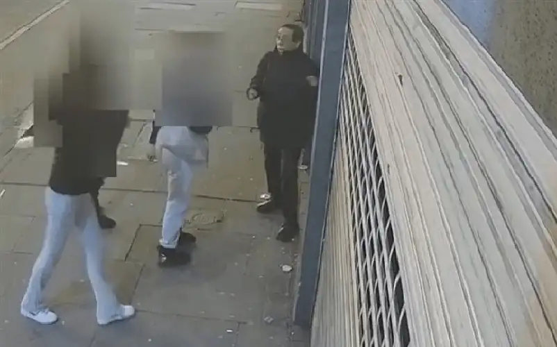 3 مراهقات بريطانيات يهاجمن مسنا في